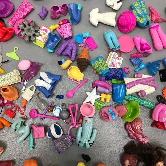 10 Polly Pocket Dolls‎ w/ a ton of cloths, accessories and furniture - Picture 6 of 10